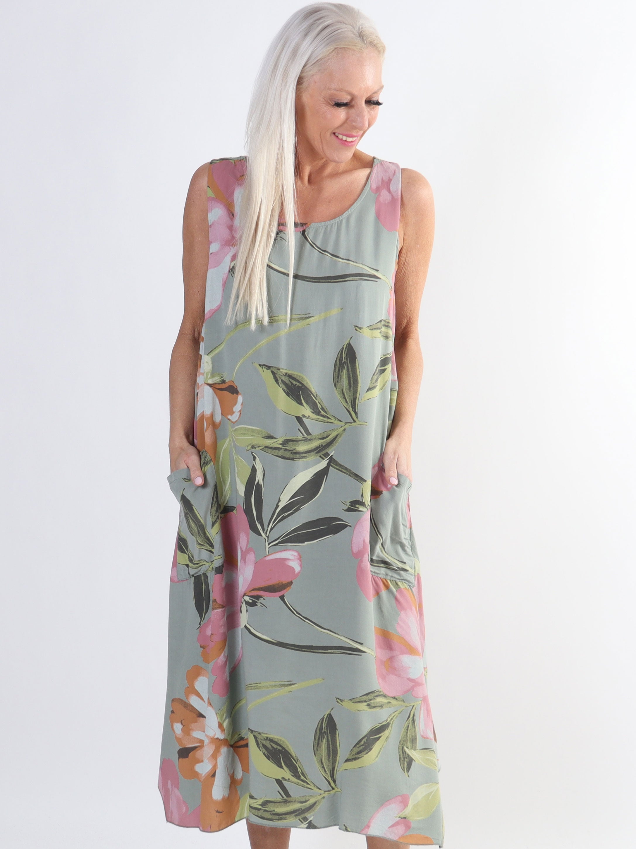 Kirsi - Sød plus size blomstret sommerkjole i viskose med lommer